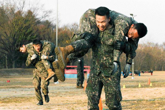 육군사관학교 육군체력연구센터가 운영하는 ‘1기 전투체력지도사 과정’에 입소한 간부가 전장순환운동 실습을 하고 있다.