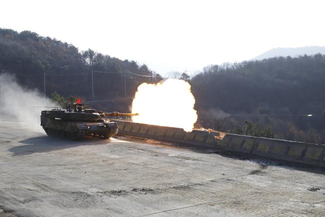 육군2기갑여단 K1A2 전차가 경기도 양주시 일대 훈련장에서 표적을 향해 주포를 발사하고 있다.  사진 제공=박창준 소위