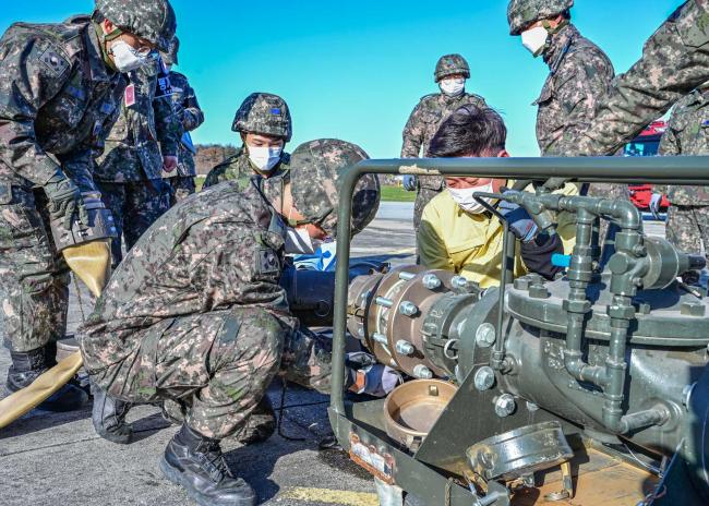 공군18전투비행단 장병들이 전투태세훈련의 하나로 비상급유훈련을 하고 있다.  사진 제공=박의찬 하사