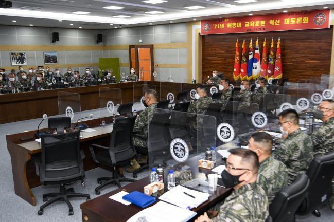 김태성(가운데) 사령관이 25일 열린 해병대 교육훈련 혁신 대토론회를 주관하고 있다.  사진 제공=노인우 상사