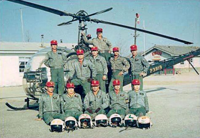 1969년 통진비행장에서 해병대 헬기교육대 조종사들이 OH-23 헬기 앞에서 기념 촬영하는 모습.