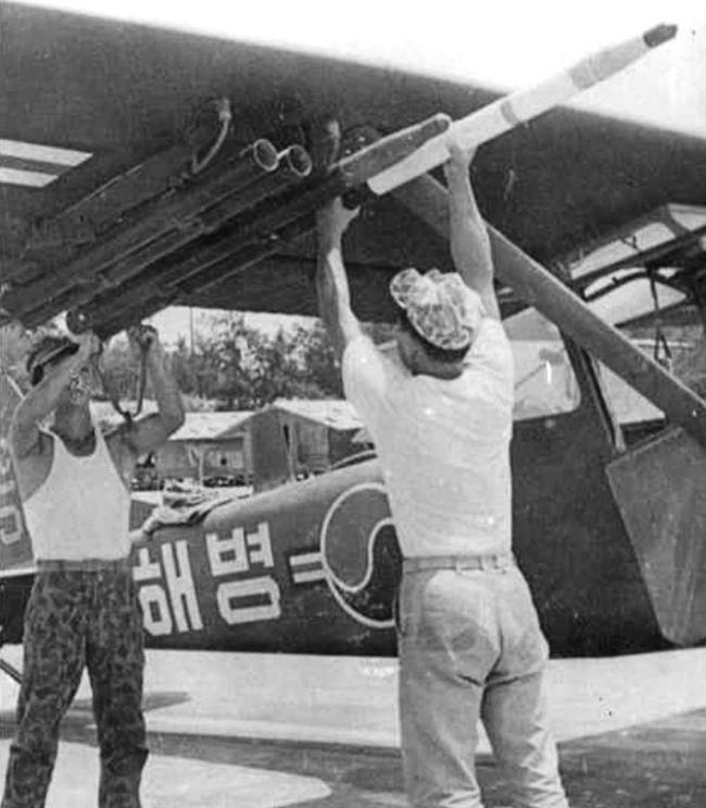 1966년 베트남전쟁에 참전한 O-1 항공기에 2.75 로켓을 장착하는 청룡부대원. 