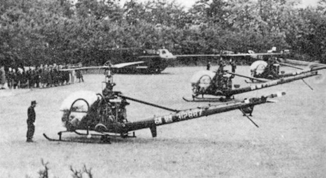 1969년 해병대사령부 연병장에서 OH-23 헬기 인수식이 열리고 있다. 