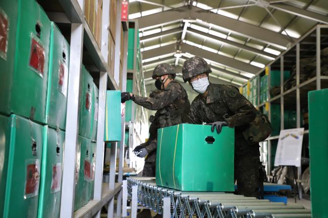 육군73보병사단 장병들이 전술훈련 중 부대 증·창설에 필요한 물자를 옮기고 있다.  사진 제공=김영현 대위