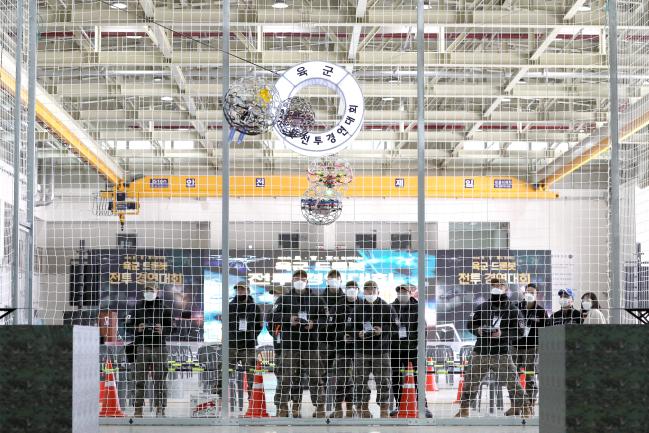 지난 26일 경기도 양주시 가납리 비행장에서 육군1군단 주관으로 열린 제3회 육군 드론봇 전투경연대회에서 드론배틀 종목에 참가한 장병들이 드론을 조종하며 시합에 열중하고 있다.  조종원 기자 