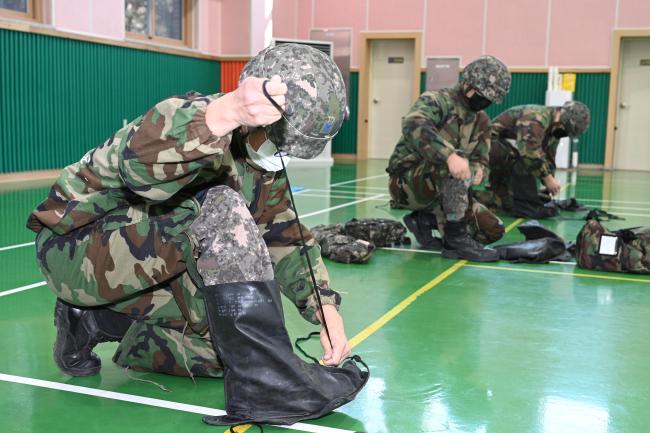 공군1방공유도탄여단 장병들이 기본훈련 종합 경연대회에서 화생방 부문 평가과제를 수행하고 있다.  사진 제공=김재겸 중사
