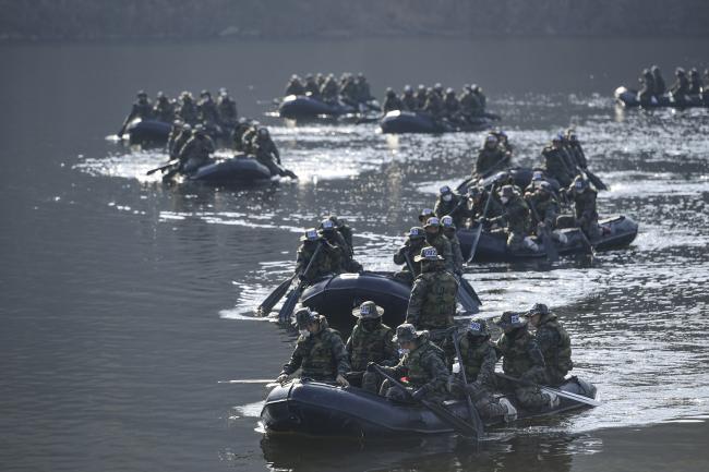 해병대2사단 53대대 장병들이 경기도 김포시 일원에서 진행된 상륙기습훈련에서 해상 기동훈련을 하고 있다.  부대 제공