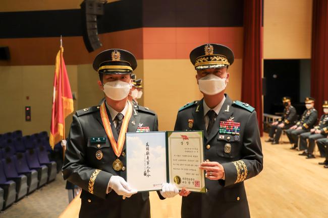 163기 기술행정 준사관 임관식에서 육군참모총장상을 받은 박병규(왼쪽) 준위.   부대 제공
