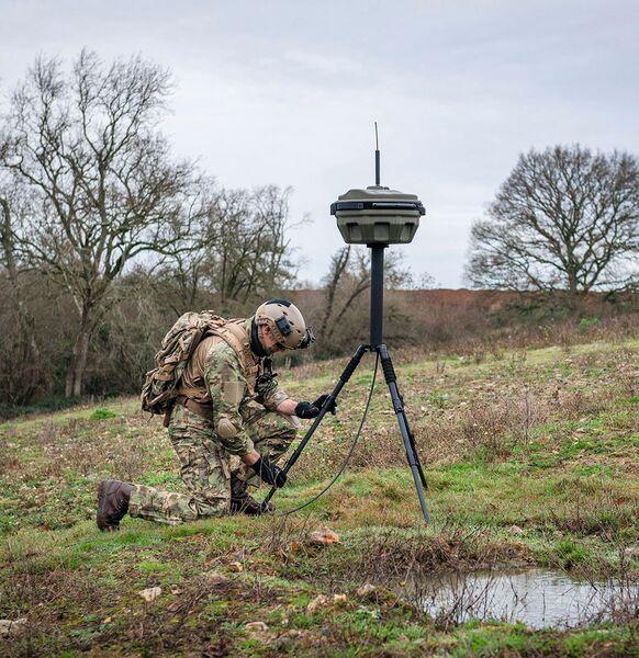 영국군이 지상 기반의 새로운 중형 전자전 센서 ‘퍼시브(Perceive) MR’을 설치하는 모습. 
 출처=janes.com
