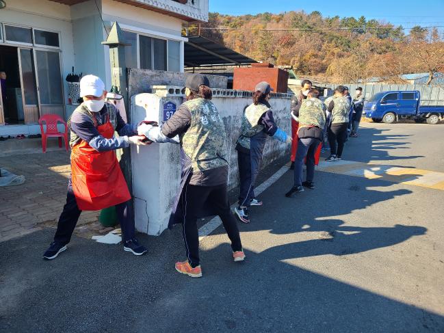 지난 27일 해군군수사령부 정비창 장병들이 부대 인근 창원시 소외이웃을 위한 사랑의 연탄을 배달하고 있다.  부대 제공