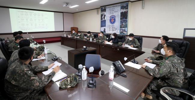 지난 11일 열린 용호여단 병영식당 운영위원회에서 장병들이 의견을 개진하는 모습.