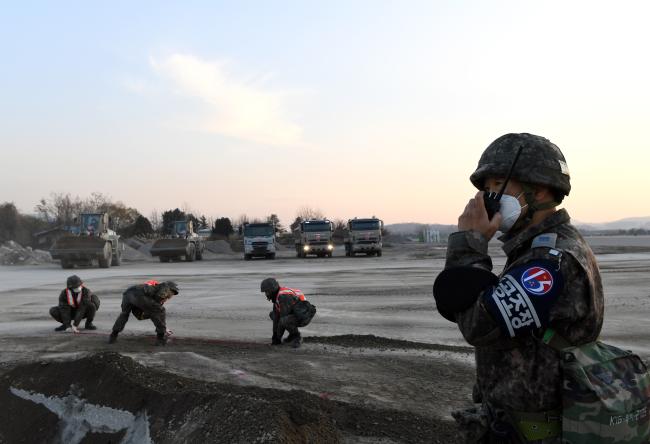 공군기동정찰사령부 주관 피해복구 능력 평가에서 참가 장병들이 피해복구 종합훈련을 하고 있다.  부대 제공