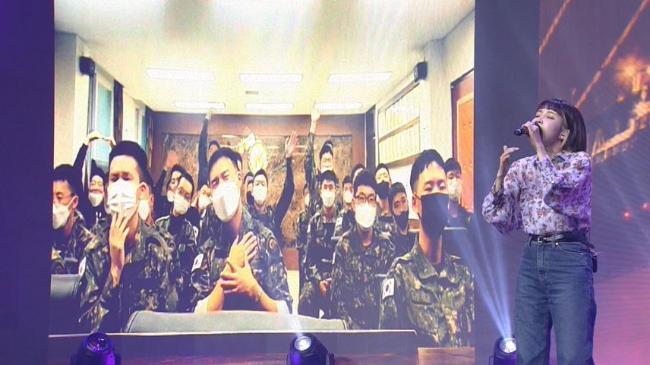 온라인으로 진행된 위문열차 ‘온택트’ 공연.  사진=다큐멘터리 캡처