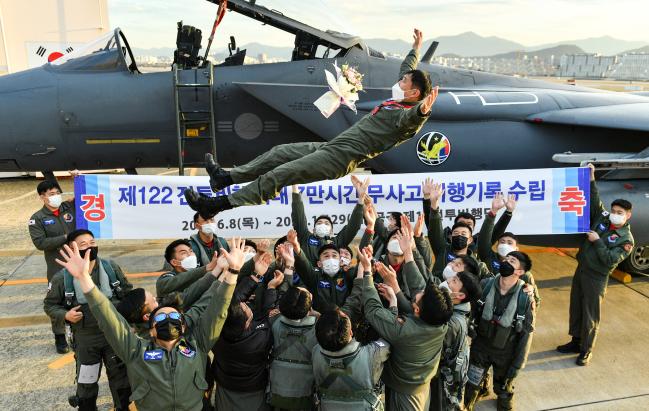 공군11전투비행단 122전투비행대대 장병들이 7만 시간 무사고 비행기록을 자축하며 조호성 비행대대장을 헹가래 치고 있다.  사진 제공=편보현 원사
