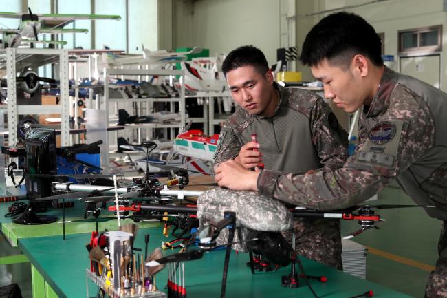 
드론운용병에게 기체 정비와 관리는 조종·운용 못지않게 중요한 임무다. 이도현 일병과 동료가 드론 기체를 정비하고 있다.