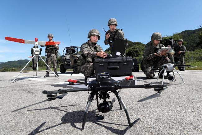 육군드론봇전투단 드론운용병 이도현 일병을 비롯한 장병들이 주둔지 일대 활주로에서 드론 운용 기술을 숙달하고 있다.
