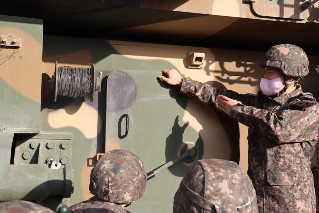 육군수도포병여단 포성대대 안전전문교관 최창락(맨 오른쪽) 중사가 K9A1 자주포 뒤편에서 장병들에게 손가락 끼임 방지를 위한 사고예방 교육을 하고 있다. 
  부대 제공