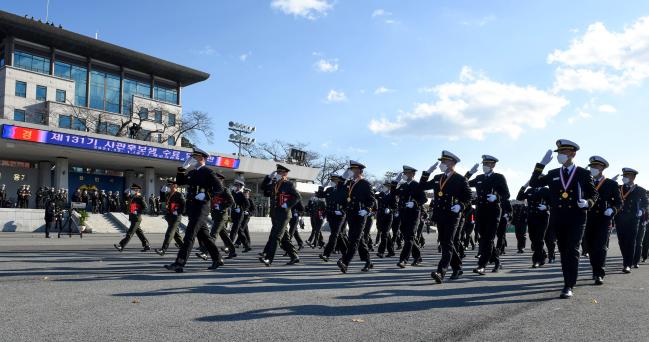 1일 해군사관학교에서 열린 131기 해군·해병대 학사사관 수료·임관식에서 신임 장교들이 분열하고 있다.  해군 제공