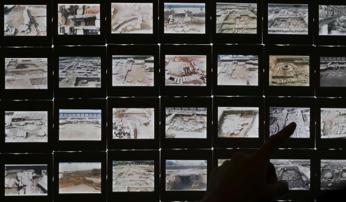 ‘고궁연화(古宮年華), 경복궁 발굴·복원 30주년 기념 특별전’ 언론공개회에서 참석자들이 경복궁 발굴·복원 과정이 담긴 슬라이드 필름을 살펴보고 있다.  연합뉴스