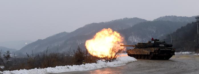 K2 흑표 전차가 전투사격 훈련에서 표적을 향해 화염을 내뿜고 있다. 국방일보 DB