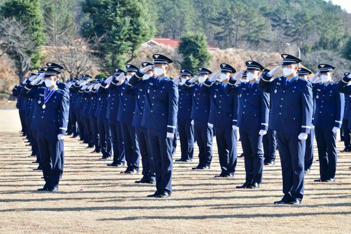 2일 공군교육사령부에서 열린 제147기 공군 학사사관후보생 임관식에서 신임 장교들이 경례하고 있다.  공군 제공