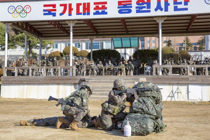 육군72보병사단이 실시한 ‘2021년 올림픽 부사관 역량 강화 워크숍’에서 부사관들이 전투부상자처치 훈련을 참관하고 있다.  사진 제공=박경빈 일병