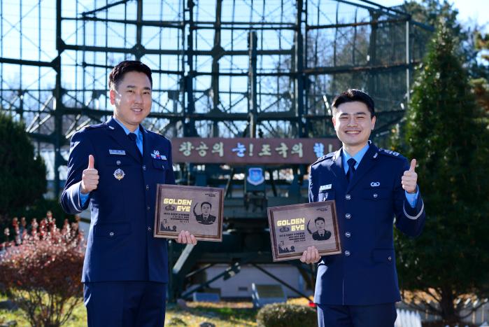 올해 공군 최우수 방공무기통제사 ‘골든아이’에 선정된 방공관제사 예하 7328부대 박준용 대위(진·오른쪽)와 기동정찰사 예하 51항공통제비행전대 이효복 준위.  공군 제공