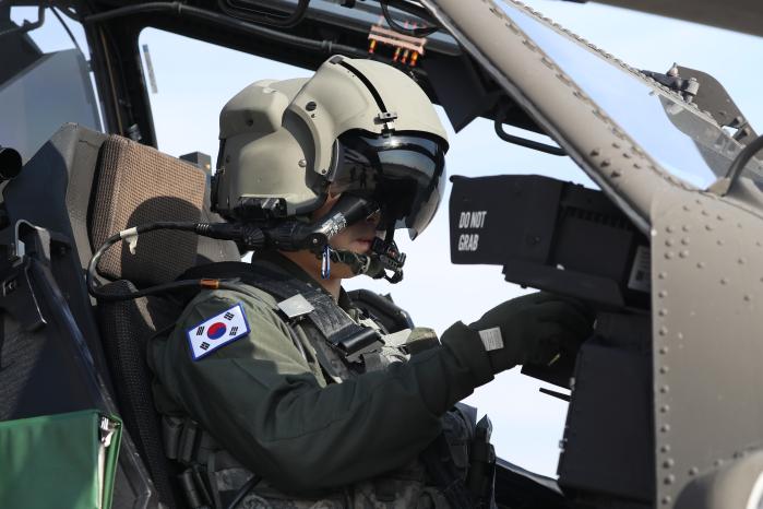 육군항공사령부 901항공대대 AH-64E 아파치 가디언 조종사가 이륙 전 체크리스트에 기반한 최종 점검을 하고 있다.