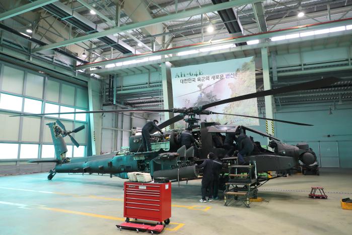 901항공대대 정비사들이 AH-64E 곳곳을 점검하고 있다. 정비사들은 영어로 된 전자교범을 참고하며 기체 이상 유무를 면밀히 살폈다.
