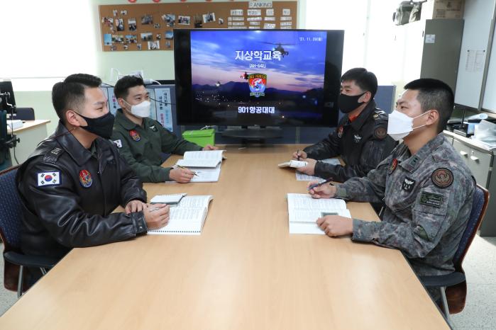 조종사들이 사무실에서 비행·사격술 향상을 위한 지상학 교육을 받고 있다.