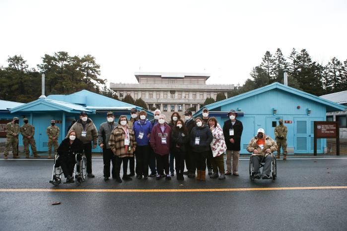 주한미군전우회 방한 행사에 참여한 주한미군 예비역 장병과 가족들이 판문점 공동경비구역에서 기념사진을 찍고 있다.  주한미군전우회 제공