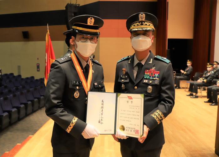 육군학생군사학교가 지난 3일 개최한 전문사관 31기 임관식에서 육군참모총장상을 받은 최원석(왼쪽) 중위와 박성제 학군교 교육여단장. 부대 제공