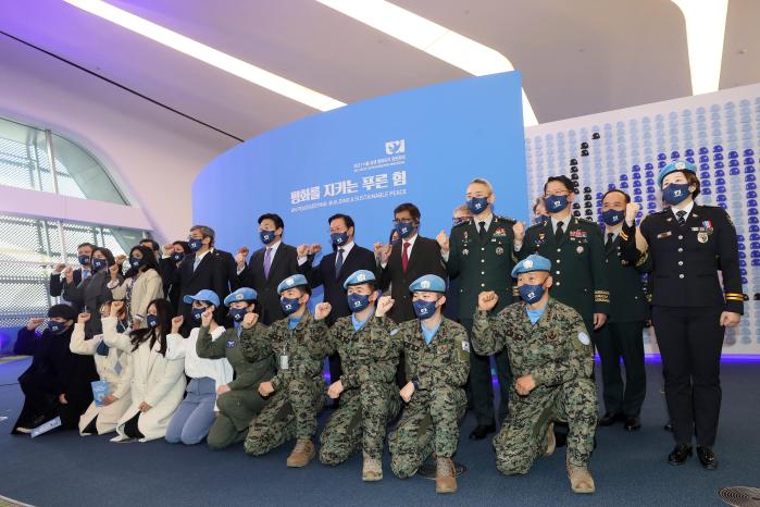 지난 3일 서울 동대문디자인플라자(DDP)에서 열린 2021 서울 유엔 평화유지 장관회의 특별전시 ‘모두의 평화, 우리의 미래’ 개관식에서 PKO 파병 장병을 비롯한 주요 참석자들이 기념사진을 찍고 있다.  한재호 기자
