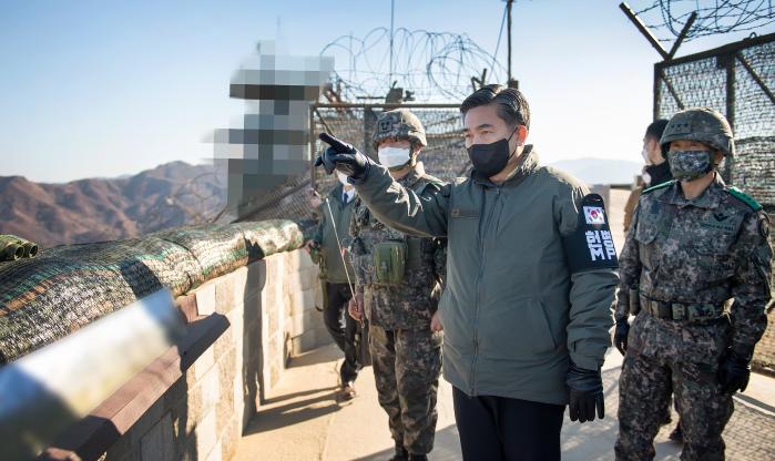 서욱 국방부 장관이 4일 중부전선 육군부대 신병교육대대에서 코로나19 차단 특별 방역점검을 한 뒤 GOP부대를 찾아 동계작전 대비태세를 살피고 있다. 이에 앞서 서 장관은 지난 3일 제15차 코로나19 전군 주요지휘관 화상회의를 주관하고 ‘경계작전과 같은 방역’을 강조했다.  국방부 제공