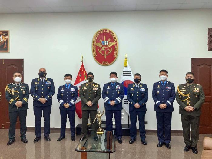 박인호(오른쪽 넷째) 공군참모총장이 지난 2일 페루 합동군사령부에서 마누엘 데 라 토레(왼쪽 넷째) 사령관과 군사교류·방산협력 강화 방안을 논의한 뒤 양국 군 관계자들과 기념사진을 찍고 있다. 공군 제공