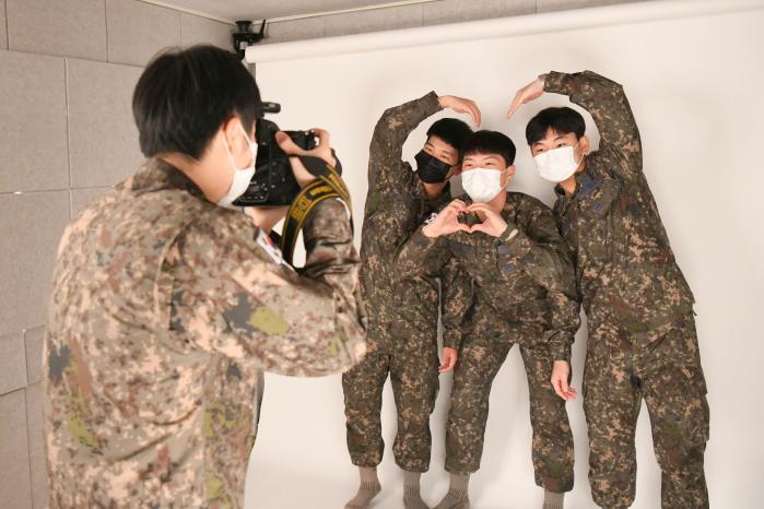 공군2방공유도탄여단 장병들이 6일 사진 촬영 행사에 참여해 추억과 우정을 남기고 있다.  사진 제공=홍준성 상병