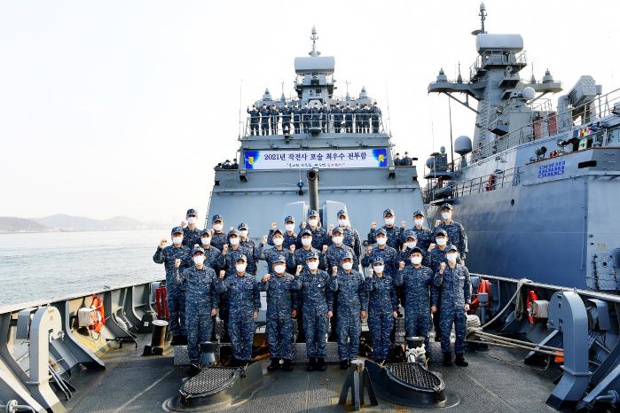 2021년 해군 포술 최우수 전투함에 선발된 3함대 전북함 승조원들이 김민재(중령·앞줄 왼쪽 넷째) 함장과 함께 해양 수호 결의를 다지고 있다.  부대 제공 