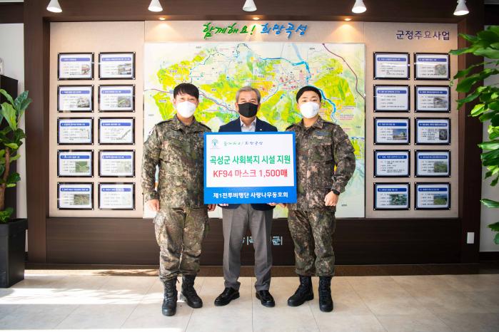 공군1전투비행단 봉사동호회 장병들이 6일 전남 곡성군청에서 마스크 1500장을 전달하고 있다.  사진 제공=김세윤 상병