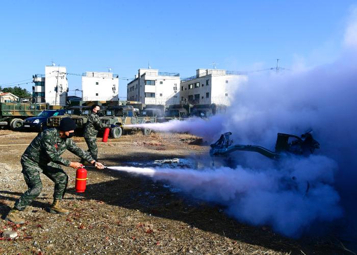 해병대2사단 군수대대에서 진행된 대한민국 안전지킴이 육성을 위한 화재대응 및 구급법 교관화 교육 과정에 참가한 장병들이 차량전복 화재 상황을 가정해 소화기로 초동조치를 하고 있다.  부대 제공