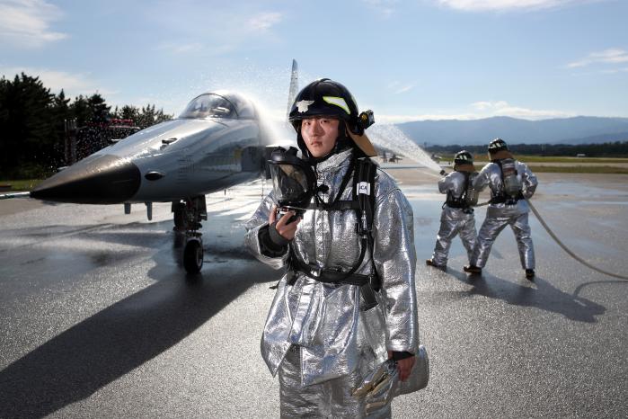 항공기 화재진압 훈련에 나선 고 병장이 방열복을 착용하고 있다. 항공기 화재나 연료화재 등 불꽃은 보이지 않지만 강력한 복사열이 존재하는 현장에서의 보호를 위해 방열복은 필수다. 
