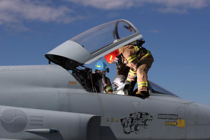 불길이 잡히자 투입된 고 병장과 구조요원들이 항공기 캐노피를 열고 가상의 조종사를 구조하고 있다. 