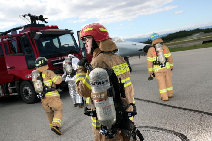 화재진압을 위해 출동하는 소방구조요원들에게 두꺼운 방화복과 무거운 공기통을 비롯한 장비들은 모두의 생명을 지키는 필수품이다. 