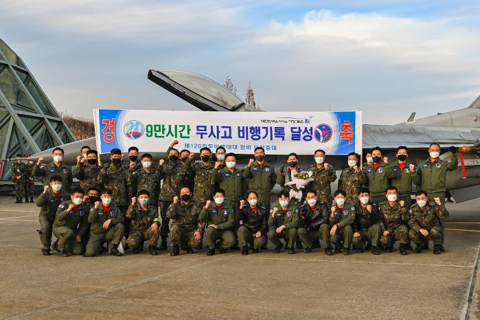 공군20전투비행단 120대대원들과 지휘관, 참모들이 9만 시간 무사고 비행 기념을 위한 ‘비행 안전 행사’를 마친 뒤 기념 촬영을 하고 있다. 사진 제공=고병재 하사