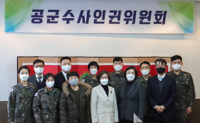 공군 수사인권위원회 2차 회의에 참석한  정문자(가운데) 위원장 등 민군 합동 위원들.  공군 제공