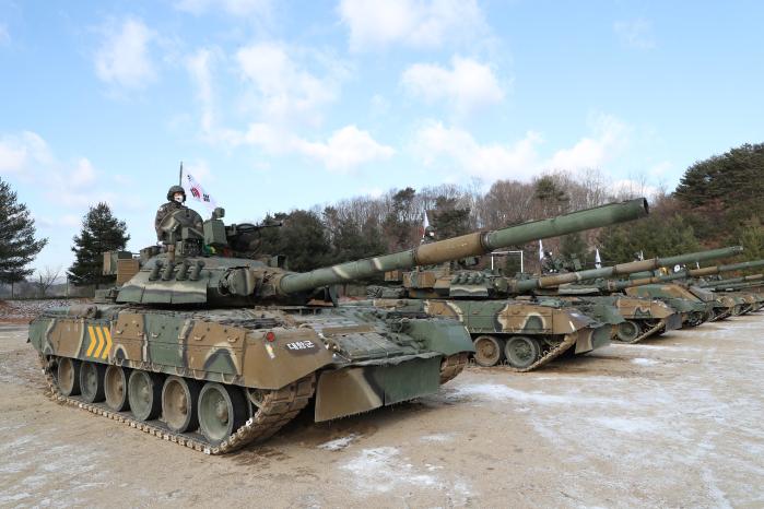 전문대항군연대 소속 T-80U 전차들이 지난 1일 전차중대 창설식에 도열한 모습. 