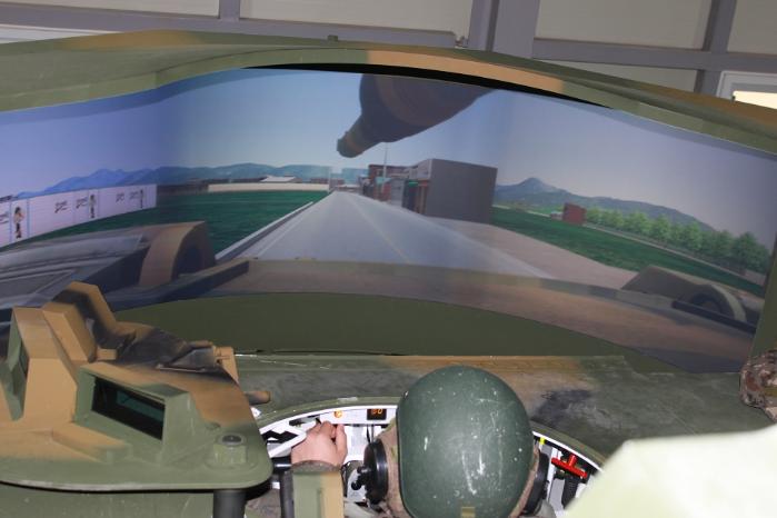 육군1군단이 개최한 ‘과학화 장비를 활용한 최정예 탑팀(Top-Team) 경연대회’ 전차소대 분야에 참가한 장병들이 전차다목적시뮬레이터(TMPS)를 활용한 전차 주행 능력을 평가받고 있다.  부대 제공