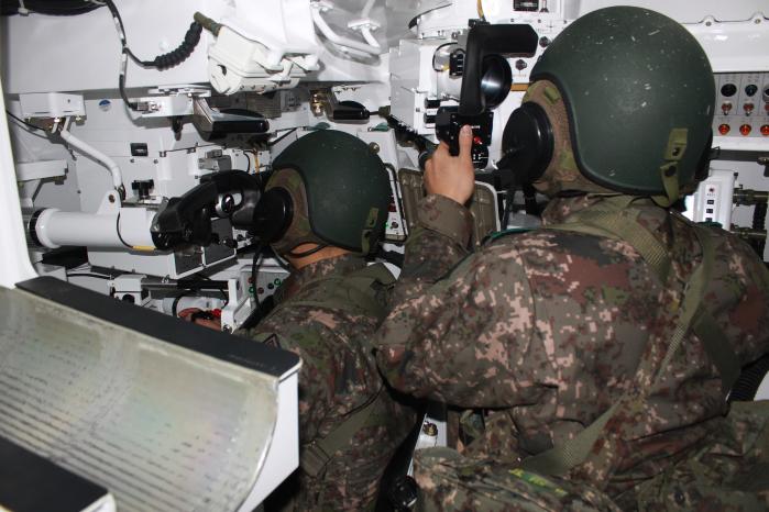 육군1군단이 개최한 ‘과학화 장비를 활용한 최정예 탑팀(Top-Team) 경연대회’ 전차소대 분야에 참가한 장병들이 전차다목적시뮬레이터(TMPS)를 활용한 전차 사격 능력을 평가받고 있다.  부대 제공