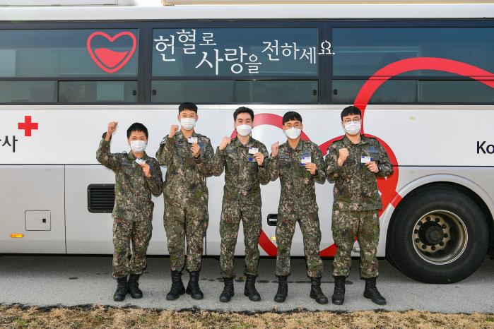 공군20전투비행단이 지난 6일부터 9일까지 사랑의 헌혈 운동을 진행한 가운데 참가한 장병들이 헌혈증을 들어 보이고 있다.  사진 제공=김무영 병장
