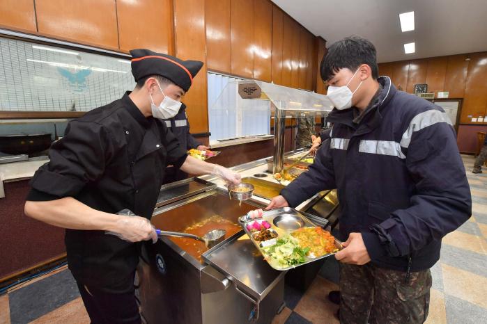 전역 전 휴가 49일을 반납한 공군사관학교 조리병 이해훈(왼쪽) 병장이 동료들의 식사지원을 하고 있다.  사진 제공=김경률 원사
