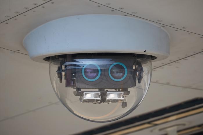 Inspection Camera Pod를 사용한 공중급유 시 급유통제사에게 영상을 시현 시켜주는 장비.